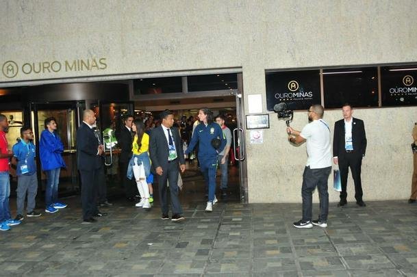 Jogadores da Seleo Brasileira deixaram o hotel rumo ao Mineiro e receberam apoio caloroso da torcida mineira para encarar a Argentina pela semifinal da Copa Amrica