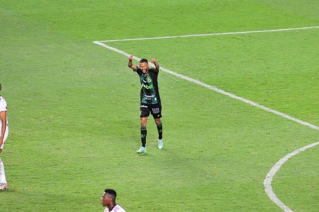 Ademir marcou dois gols na etapa final e colocou o Amrica em vatagem: 2 a 0