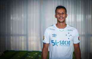 Aps postagens de Fred no Instagram, Cruzeiro divulgou fotos mais detalhadas da nova camisa branca