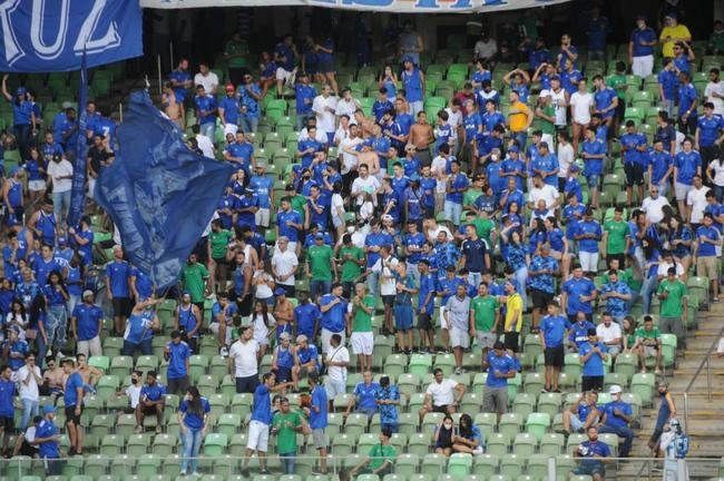 Cruzeiro goleou URT por 3 a 0 no Independncia com gols de Thiago, Machado e Edu em sua estreia no Mineiro. Ronaldo, dono da SAF, assistiu  partida no Horto. Duelo marcou estreia do tcnico uruguaio Paulo Pezzolano