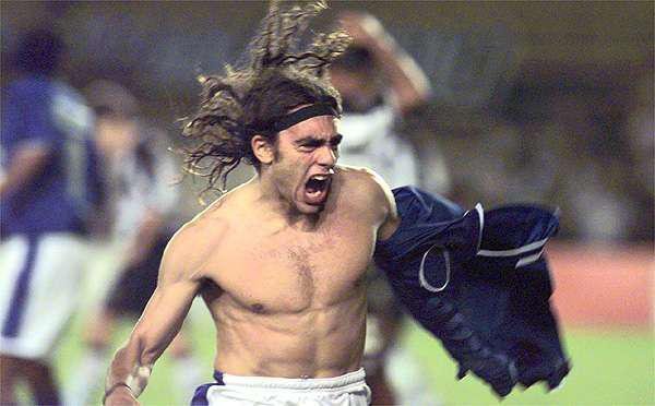 Em clssico emocionante no Brasileiro de 2000, o Cruzeiro bateu o Atltico, por 4 a 2, de virada, no Mineiro. Juan Pablo Sorn marcou o gol da virada, aos 35 minutos do segundo tempo. Fbio Junior (duas vezes) e Osas tambm balanaram a rede para o time comandado por Luiz Felipe Scolari. 