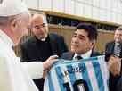 Vaticano diz que papa rezou por Maradona e relembrou encontros com o craque