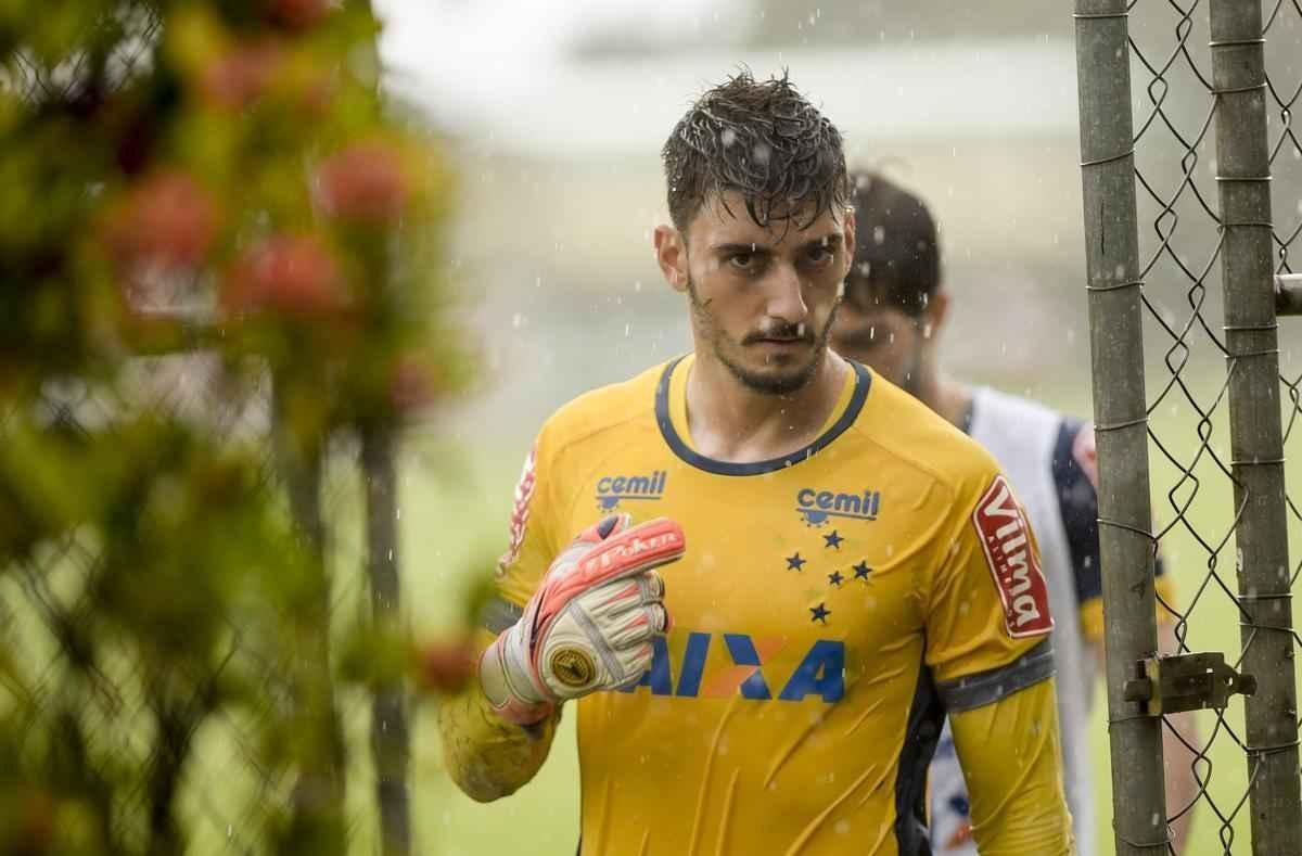 Elenco do Cruzeiro precisou deixar o campo da Toca da Raposa II aps tempestade em BH