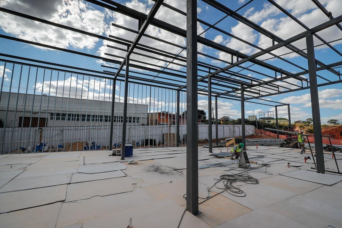 Ideia  mostrar a realidade das obras de construo do estdio do Galo
