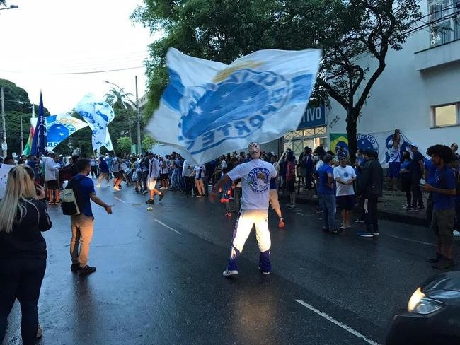 Torcida do Cruzeiro durante votao de mudana do Estatuto do clube. Assembleia geral autorizou venda de at 90% das aes da SAF para investidores. Houve festa dos cruzeirenses no Parque Esportivo do Barro Preto, em BH, devido  possibilidade de chegada de recursos para tornar futebol mais competitivo a partir de 2022.