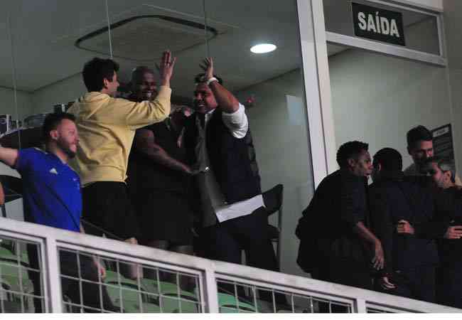 Mrcio Souza (camisa amarela) comemora vitria do Cruzeiro com Ronaldo no camarote do Independncia 
