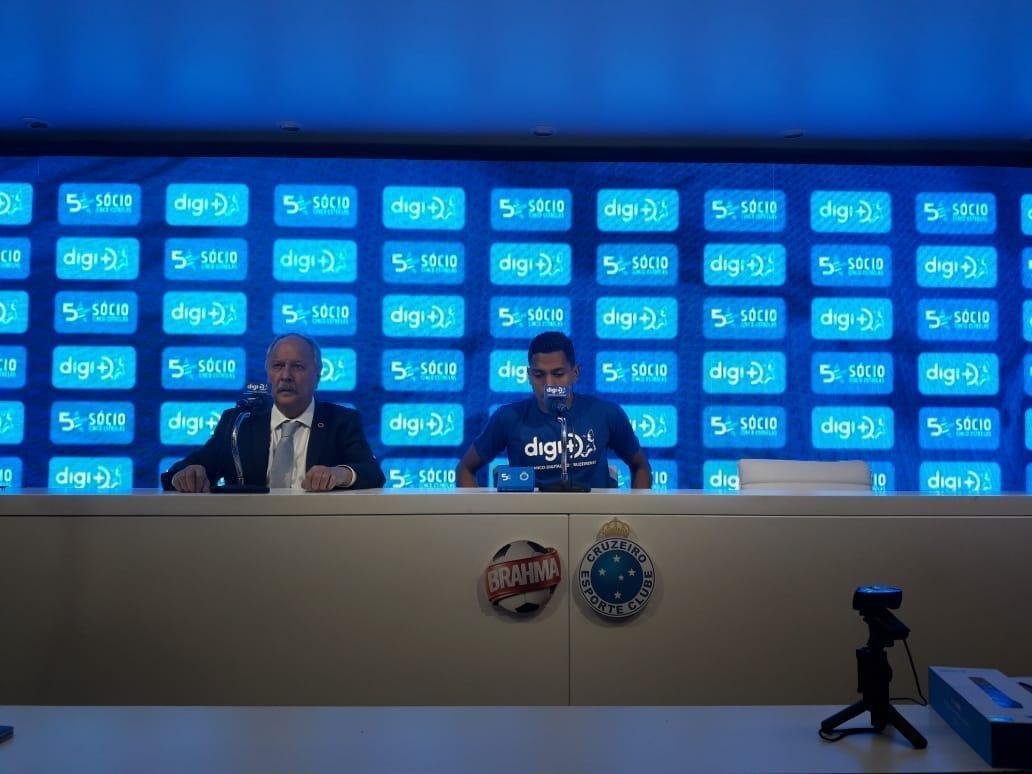 Pedro Rocha foi apresentado pelo Cruzeiro na tarde desta sexta-feira (05/04)