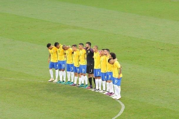 Minuto de silncio no clssico em homenagem a Carlos Alberto Torres, capito do tri, morto em outubro