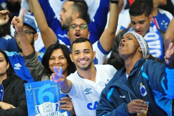 Torcedores do Cruzeiro lotam as arquibancadas do Mineiro para acompanhar a partida vlida pelas quartas de final da Copa do Brasil