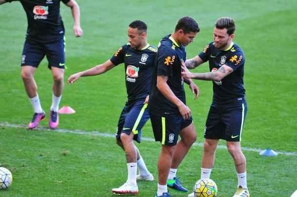 Seleo Brasileira fez, nesta tera  tarde, o seu primeiro treino no Mineiro, em Belo Horizonte, onde enfrentar a Argentina, na quinta, pelas Eliminatrias da Copa. O craque Neymar, do Barcelona, juntou-se ao grupo e trabalhou normalmente no gramado.