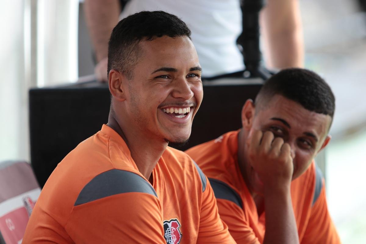 Jogadores do Santa Cruz treinaram no estádio do Arruda, já apresentando trabalhos com bola no gramado, sob a supervisão do técnico Itamar Schülle. Todos os atletas e os membros da comissão técnica seguem submetidos às medidas de afastamento social.