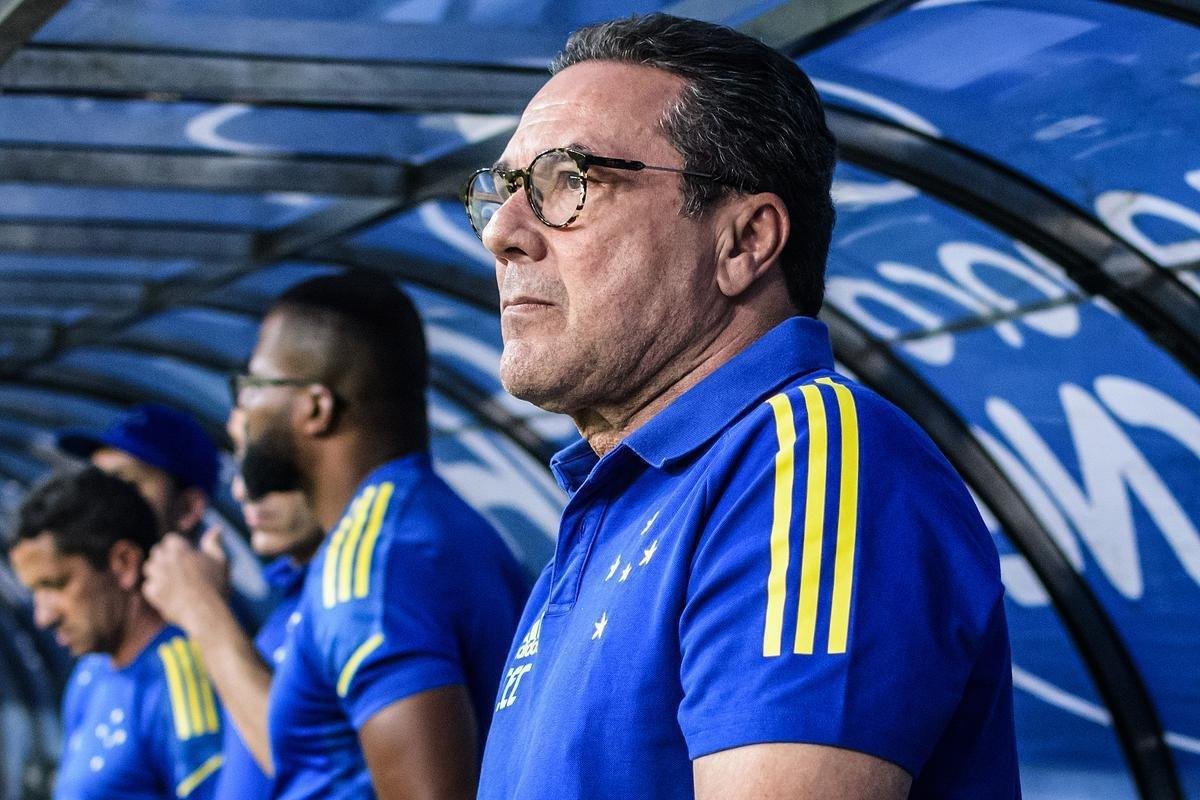 Dezembro/2021: J sob novo comando, com uma equipe de transio coordenada por Ronaldo, o Cruzeiro definiu as dispensas do executivo Alexandre Mattos, que tocava todo o planejamento de 2022, embora no tivesse sido anunciado oficialmente, e do tcnico Vanderlei Luxemburgo. O novo dono das aes majoritrias da SAF apontou, assim, o desejo de um choque de gesto e uma reformulao geral na Raposa. 