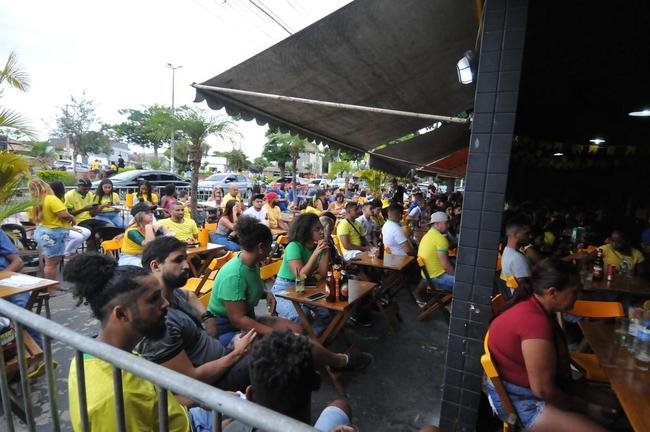 Na regio de Venda Nova, em Belo Horizonte, torcida festeja vitria do Brasil sobre a Coreia do Sul por 4 a 1 pelas oitavas de final da Copa do Mundo