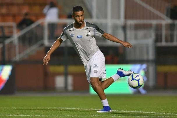 Atlético derrotou Santos por 2 a 1, de virada, com gols de Chará, e avançou às quartas de final da Copa do Brasil