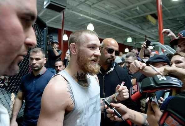 Com presença de imprensa e fãs, Conor McGregor e Nate Diaz participam de conferência em Los Angeles e esquentam clima para duelo no UFC 196