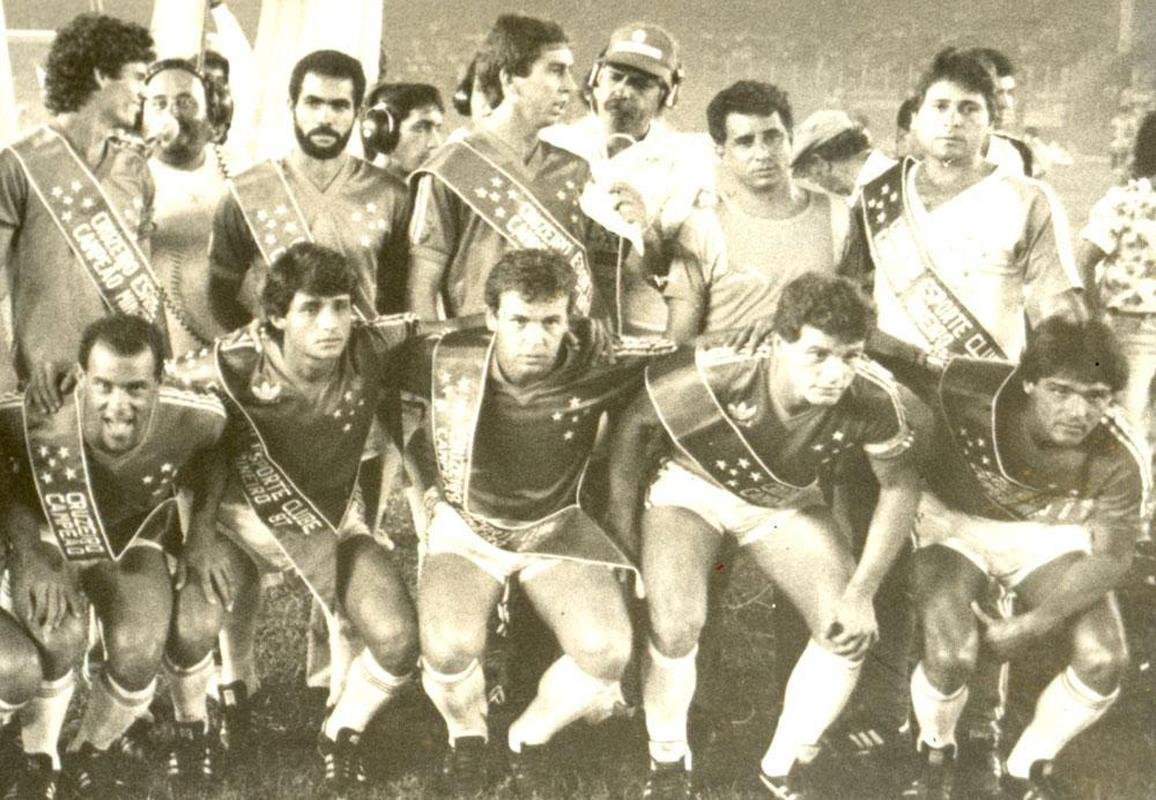 Heriberto, agachado, ao centro, foi outro 10 do Cruzeiro nos anos 1980. Na foto, ele posa com o time campeo mineiro de 1987. Natural de Santa Rita do Sapuca-MG, Heriberto Longuinho da Cunha vestiu a camisa azul entre 1986 e 1989. 