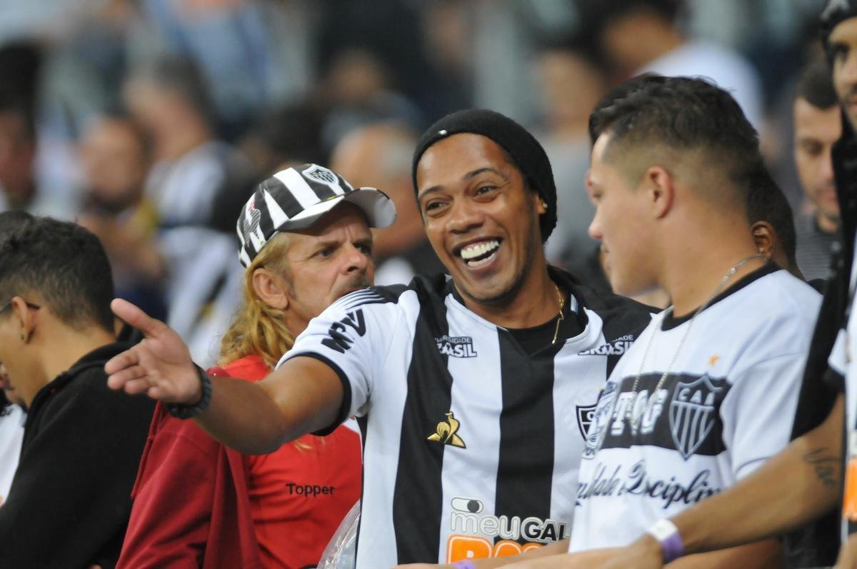 Ssia de Ronaldinho Gacho tirou muitos fotos com torcedores do Atltico no Mineiro