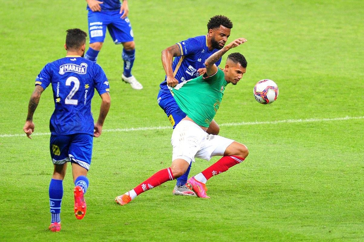 Fotos do jogo entre Cruzeiro e Confiana pela Srie B. Jogo  em Belo Horizonte marcou a volta da torcida cruzeirense ao Mineiro aps meses de ausncia devido  pandemia da COVID-19