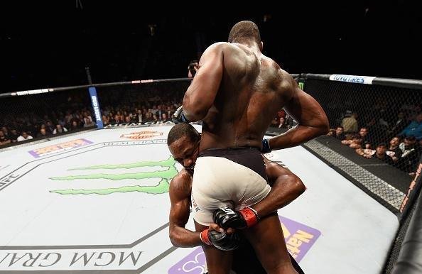 Jon Jones volta ao octógono do UFC e conquista cinturão interino