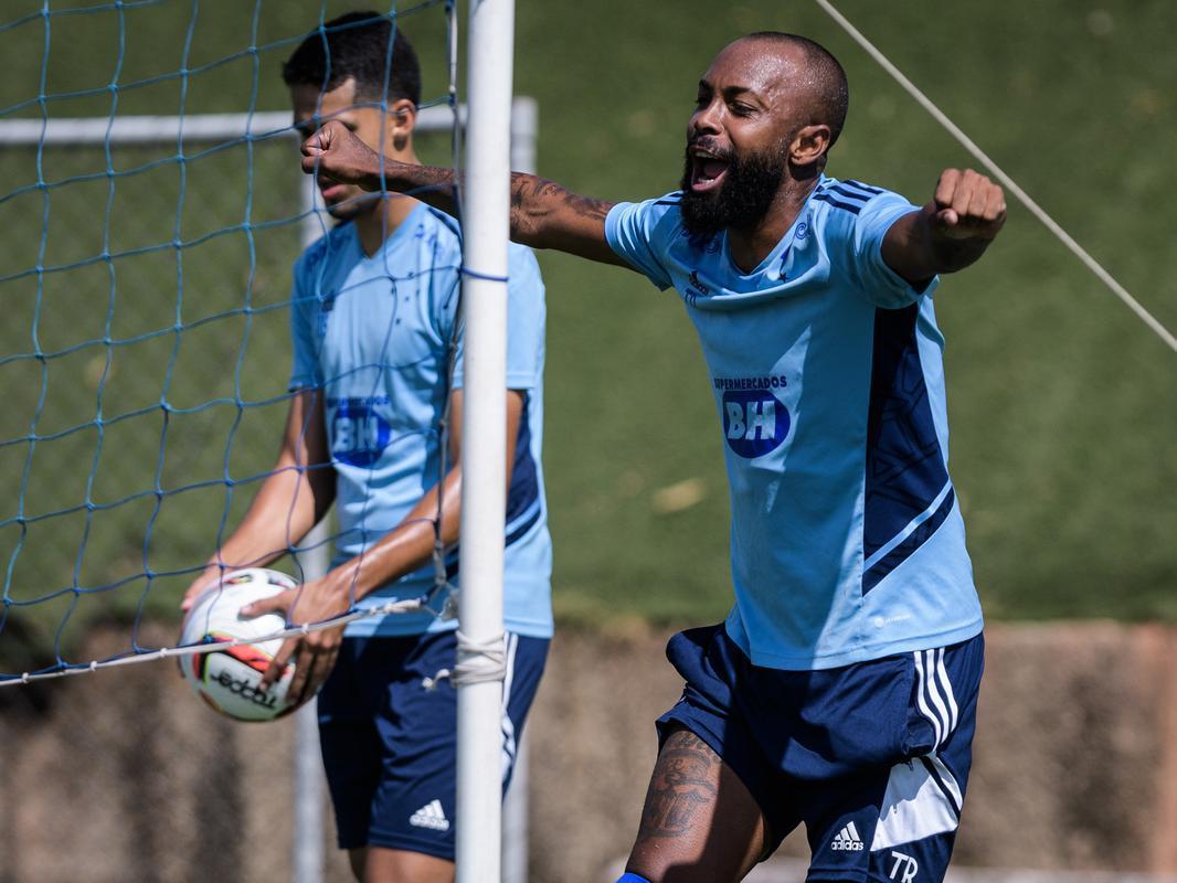 Fotos do treino do Cruzeiro nesta quinta-feira (4), na Toca da Raposa II, em Belo Horizonte. Time celeste enfrentar o Tombense no sbado, s 19h, no Mineiro, pela Srie B.