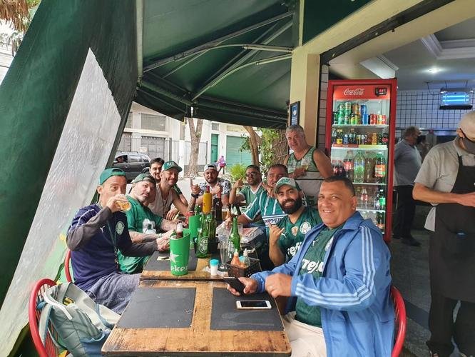 Mesmo com o Allianz Parque fechado para o público, o entorno do estádio do Palmeiras reuniu muitos torcedores que vão acompanhar a semifinal contra o Atlético em bares e restaurantes (Túlio Kaizer/EM/D. A Press)
