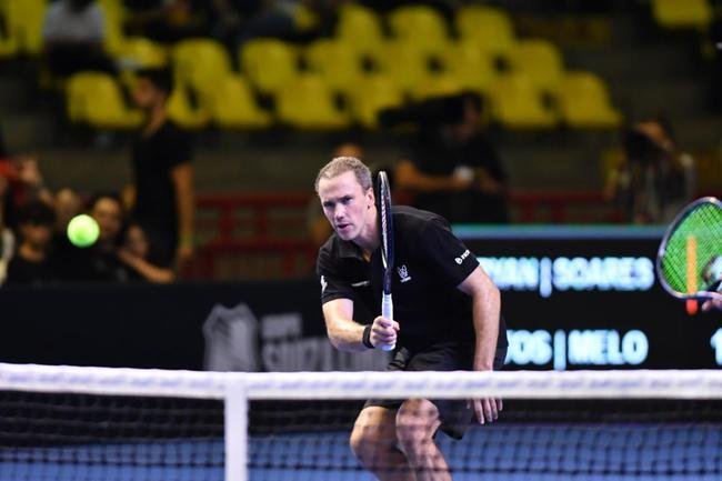 Cercado de amigos, familiares e com carinho do pblico, Bruno Soares se despediu oficialmente do tnis neste sbado (26), no Mineirinho, em BH. Multicampeo, tenista mineiro, de 40 anos, dividiu a quadra com Bob Bryan, Marcelo Melo e Rafael Matos