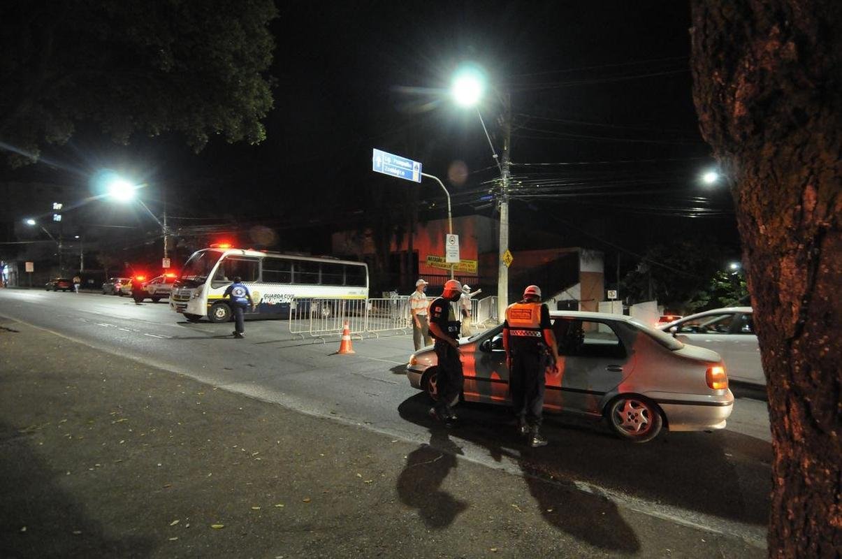 Torcida do Cruzeiro voltou ao Mineiro aps meses de ausncia devido  pandemia. Houve grandes filas devido  desorganizao do clube, que demorou a enviar funcionrios aos portes para fazer a conferncia dos exames de COVID-19. Na Alameda das Palmeiras, muitos cruzeirenses se aglomeraram e no usaram mscara prximo ao Bar do Peixe.