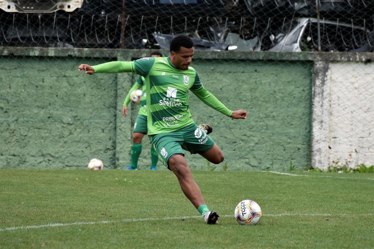 O Amrica treinou na manh desta sexta-feira (20) em Curitiba-PR, no CT do Coritiba, visando o confronto contra o Operrio-PR. A partida, vlida pela 22 rodada da Srie B do Campeonato Brasileiro, ser disputada neste sbado (21), s 16h30, no Estdio Germano Krger, em Ponta Grossa-PR.