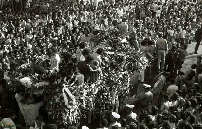 14/05/1976 - Milhares de torcedores, parentes e amigos acompanham o cortejo fnebre do jogador de futebol do Cruzeiro, Roberto Monteiro, conhecido como Roberto Batata. O jogador morreu no quilometro 182 da BR-381, que liga Belo Horizonte a So Paulo. Roberto dirigia o automvel Chevrolet Chevette, placa AM-6117, de Belo Horizonte, quando o veiculo bateu em dois caminhes Mercedez-Benz. Roberto estava indo para Trs Coraes buscar a mulher e o filho, aps o retorno de Lima, Peru, onde o Cruzeiro disputou um jogo pela Copa Libertadores da Amrica.