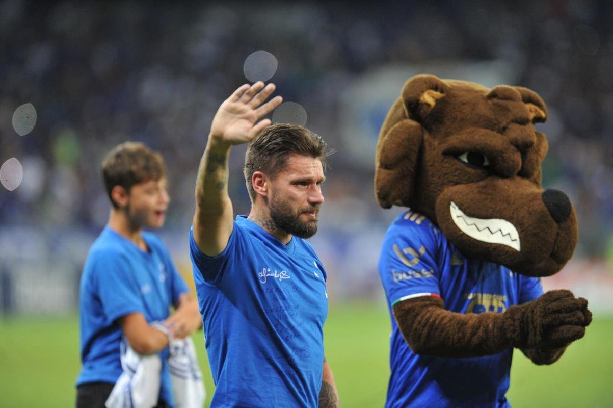 Ao lado dos filhos, Rafinha e Nicholas, Rafael Sobis foi aos prantos no Mineiro em sua despedida do futebol com a camisa do Cruzeiro. Depois de trocar a camisa com o histrico craque celeste Dirceu Lopes, ele saudou os torcedores e teve o nome gritado pelo estdio lotado. Noite foi de muita emoo para o agora ex-atacante, de 36 anos.