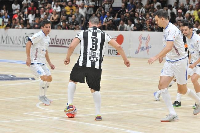 Jogo festivo e solid�rio reuniu craques do futsal mineiro em BH