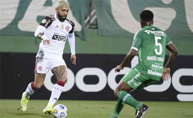 Gabriel teve mais uma noite apagada, e Flamengo tropeou diante da lanterna Chapecoense 