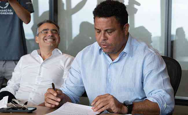 Ronaldo assinou compra do Cruzeiro em 18 de dezembro