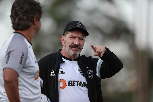 Cuca orientou atividade no CT do Palmeiras, na Barra Funda, em So Paulo 