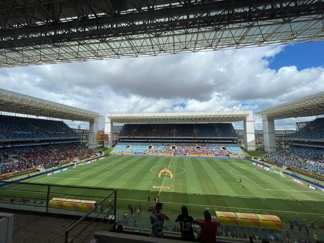 Fotos da chegada de torcedores  Arena Pantanal, em Cuiab, para a final da Supercopa do Brasil entre Atltico e Flamengo