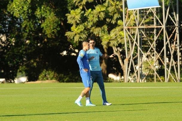 Tcnico da equipe sub-20, Ricardo Resende comandou nesta quinta-feira o primeiro treino como interino no Cruzeiro. Ele orientar a equipe na partida de domingo, s 16h, contra o Ava, na Ressacada, pela 14 rodada do Campeonato Brasileiro. Enquanto isso, a diretoria celeste busca um substituto para Mano Menezes, desligado do clube aps derrota para o Internacional, por 1 a 0, nessa quarta, pelo jogo de ida da semifinal da Copa do Brasil.