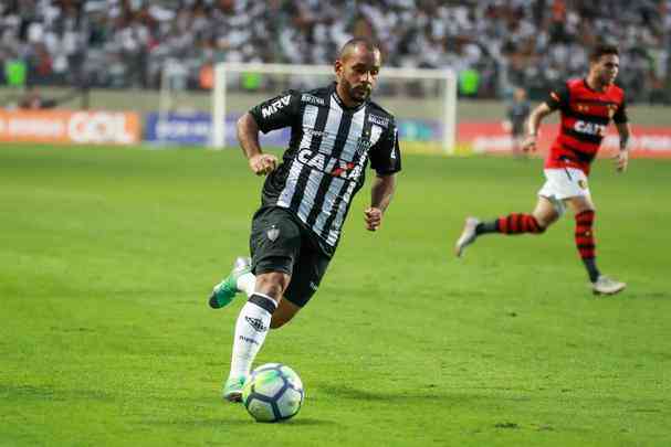 DEIXOU O CLUBE: Edinho - Contratado no final de junho, o meia-atacante foi atrapalhado por uma leso muscular na coxa esquerda, sofrida logo na estreia com a camisa alvinegra. Voltou na reta final da temporada, mas no conseguiu jogar bem. Fez apenas seis partidas (uma como titular), no marcou e nem deu assistncias. Foi emprestado ao Fortaleza at o fim de 2019.