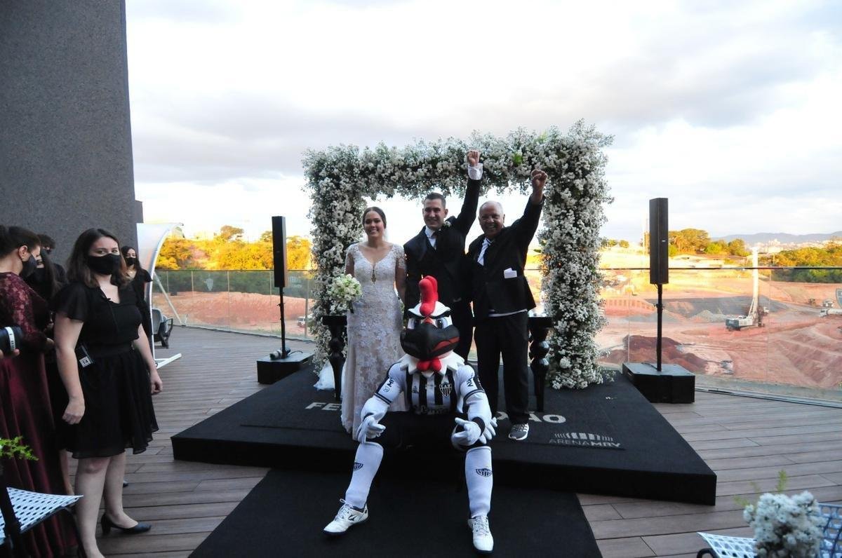 Imagens do casamento de Kathleen Nogueira Fernandes Maestro e Samuel Maestro Silveira na Arena MRV, estádio do Atlético; ídolo atleticano Reinaldo conduziu a cerimônia