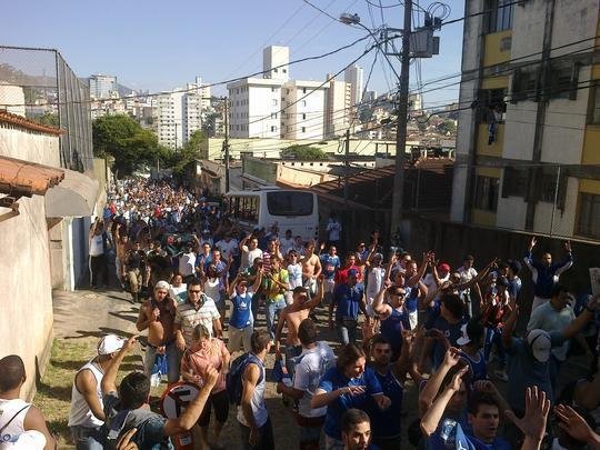 Torcids do Cruzeiro na chegada ao Independncia (Rua Ismnia Tunes, no Horto)