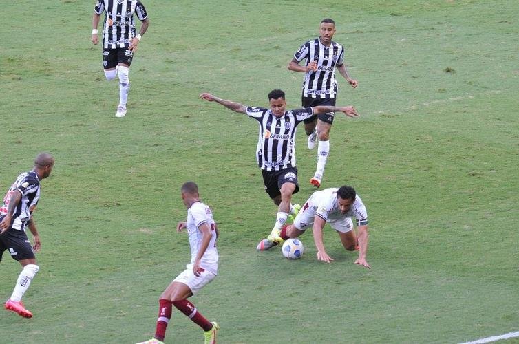 Ainda no primeiro tempo, o Atltico empatou em cobrana de pnalti de Hulk aps reviso do VAR: 1 a 1
