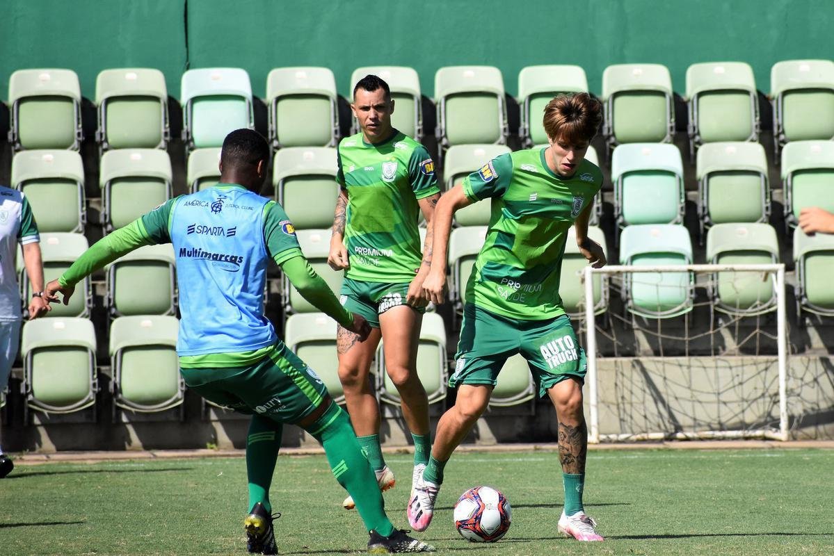 O Amrica segue com treinamentos intensivos voltados para a disputa do Campeonato Mineiro. No prximo sbado (27), o Coelho estreia no estadual diante do Boa Esporte, s 19h. A partida ser realizada no Independncia, em Belo Horizonte. A tendncia  que, neste primeiro compromisso, o tcnico Lisca utilize jogadores que tiveram menor minutagem na temporada 2020/21, alm de nomes promissores das categorias de base do clube.