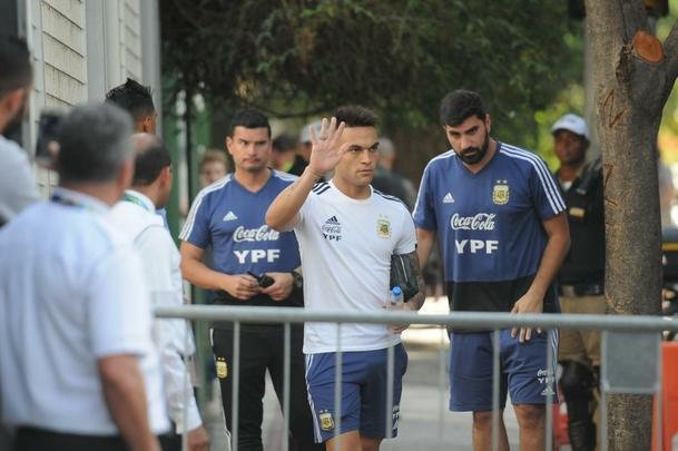 Jogadores da Seleo Argentina deixaram hotel sem contato com torcedores. Em seguida, fizeram um treino fechado no Estdio Independncia. No sbado, Messi e cia decidem terceiro lugar da Copa Amrica na Arena Corinthians