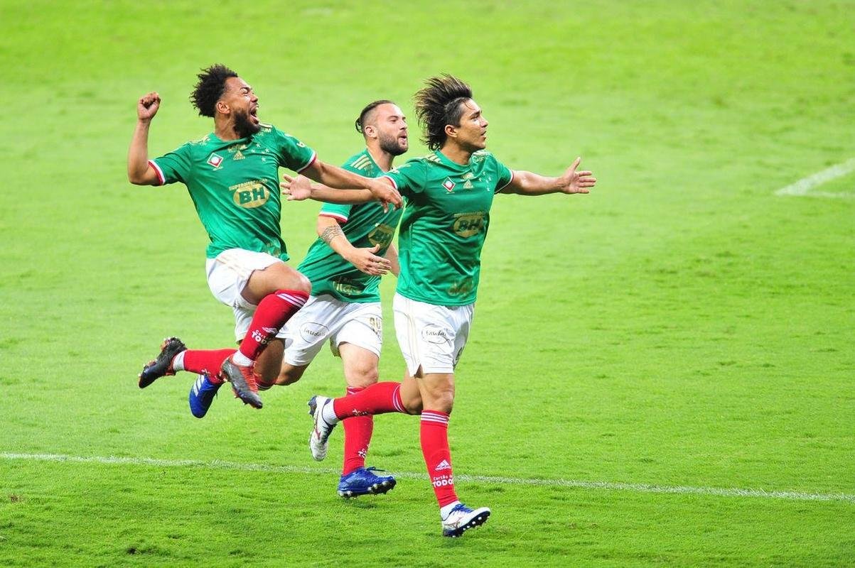 Na volta ao Mineiro, torcida fez festa com a vitria do Cruzeiro por 1 a 0 sobre o Confiana. No fim da partida, jogadores agradeceram o apoio dos cruzeirenses.