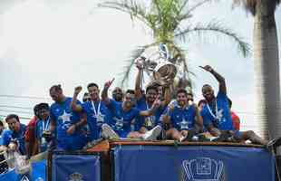 De Confins, jogadores do Cruzeiro hexacampees da Copa do Brasil saram em carro aberto pelas ruas de Belo Horizonte. No Centro da capital, milhares de pessoas aguardavam os jogadores para a festa.