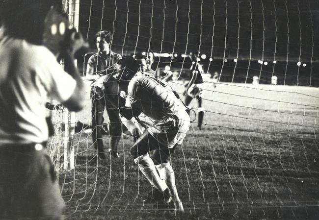 19/11/1969 - Milsimo gol de Pel, marcado de pnalti na vitria do Santos sobre o Vasco, por 2 a 1, no Maracan, pelo Torneio Roberto. O goleiro vascano era Andrada.