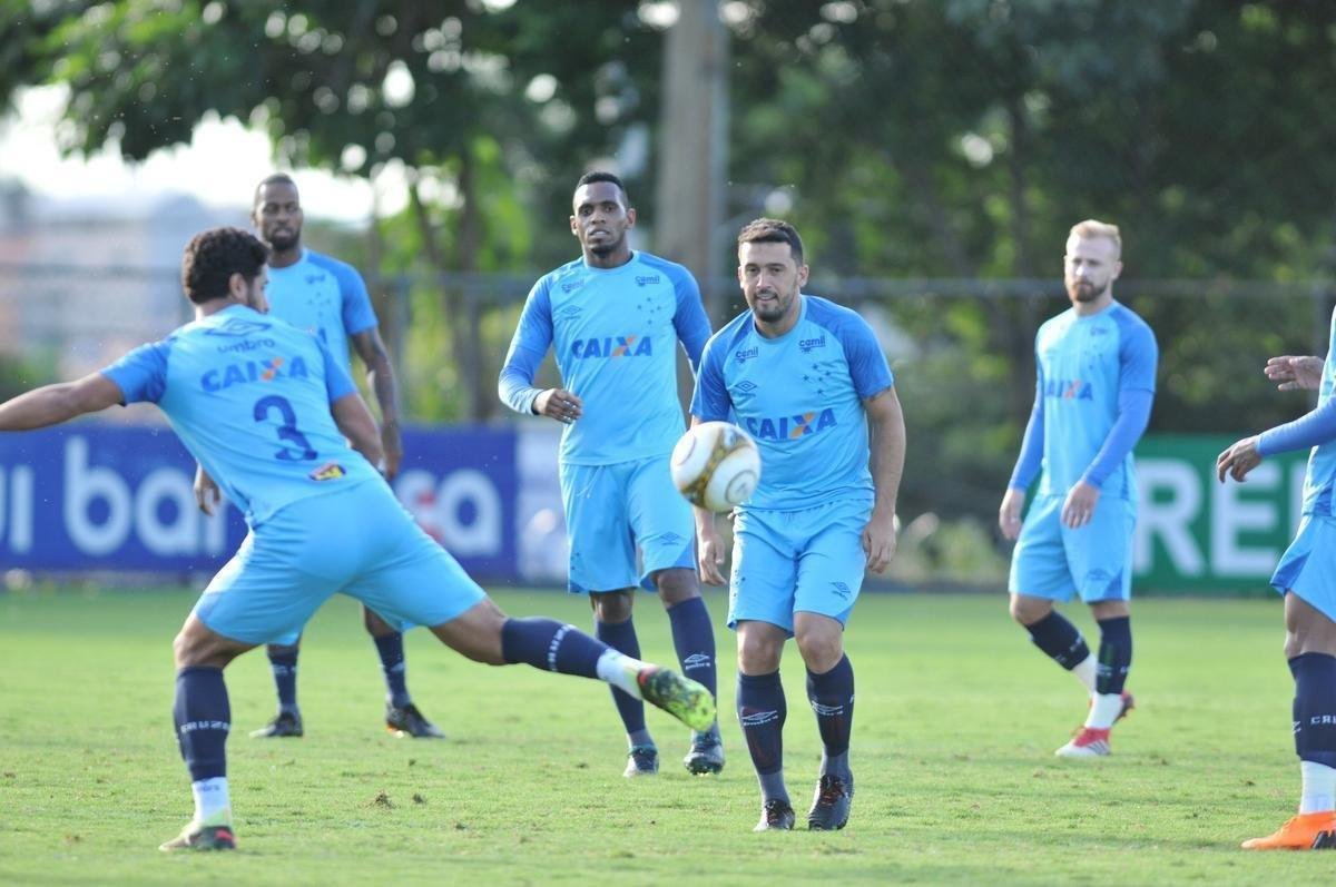 Jogadores do Cruzeiro durante treino desta sexta-feira na Toca da Raposa II