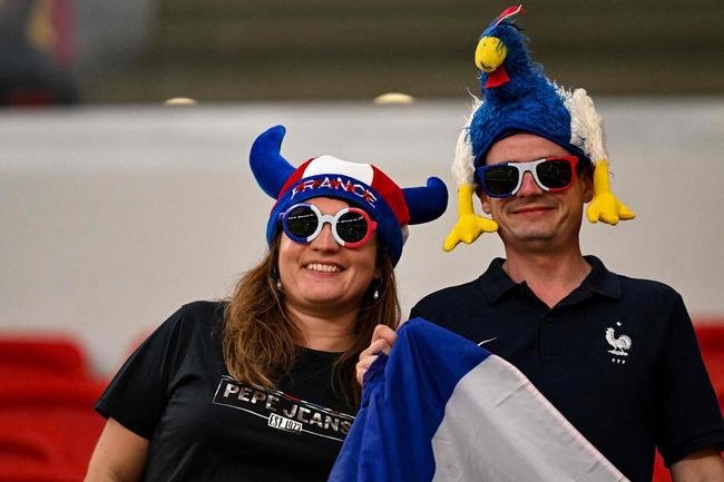 Torcedores no Estdio Al Thumama, em Doha, para o duelo entre Frana e Polnia, pelas oitavas de final da Copa do Mundo.