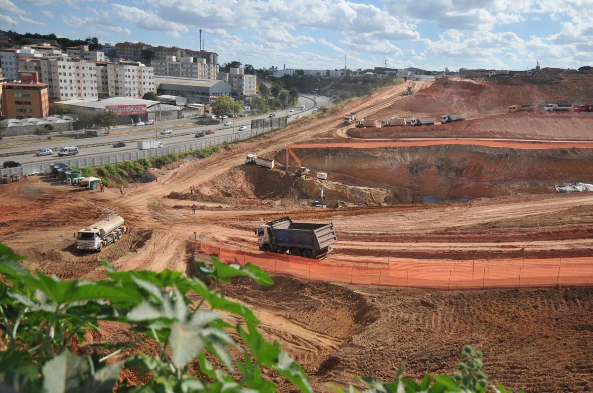 28/07/2020 - Obra de construção da Arena MRV, do Atlético, chegou a cem dias nesta terça-feira, 28 de julho. Paisagem já mudou bastante no bairro Califórnia, em Belo Horizonte. Com trabalho intenso de tratores e caminhões na fase de terraplanagem, há poeira por todo lado no terreiro do Galo. (Alexandre Guzanshe/EM/D. A Press)
