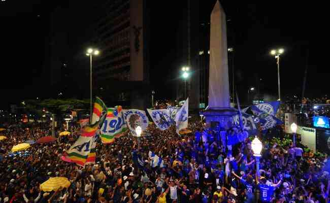 Cerca de 40 mil torcedores do Cruzeiro marcaram presena na Praa 7, nessa quinta-feira (29/9)