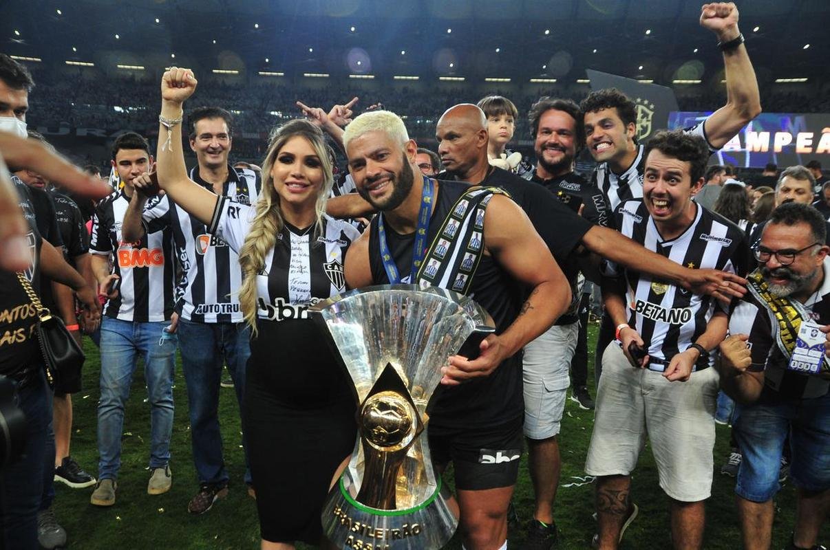 Atltico ergue a taa de campeo brasileiro e d a volta olmpica diante da torcida alvinegra, no Mineiro